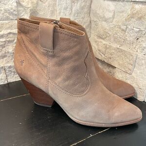 Frye Reina Bootie Suede Tan Taupe 9M 2” Heel Side Zipper